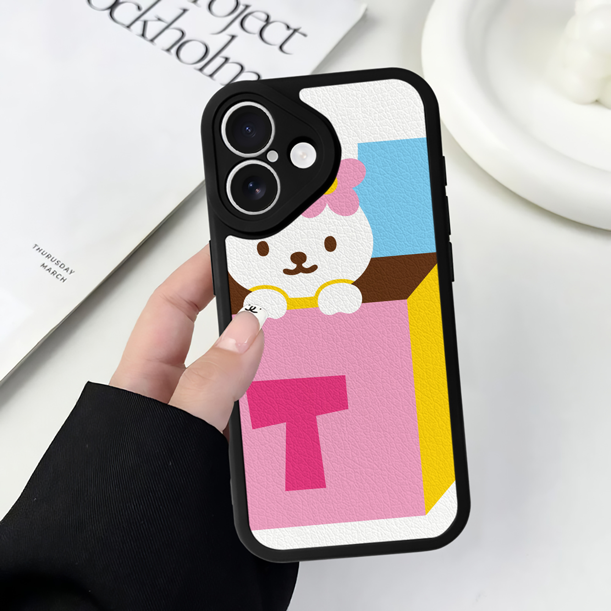 （画像用） Hello Kitty ハローキティ 【iPhone 16シリーズ対応】シリコンスマホケース（レザー調） 材質：シリコン
